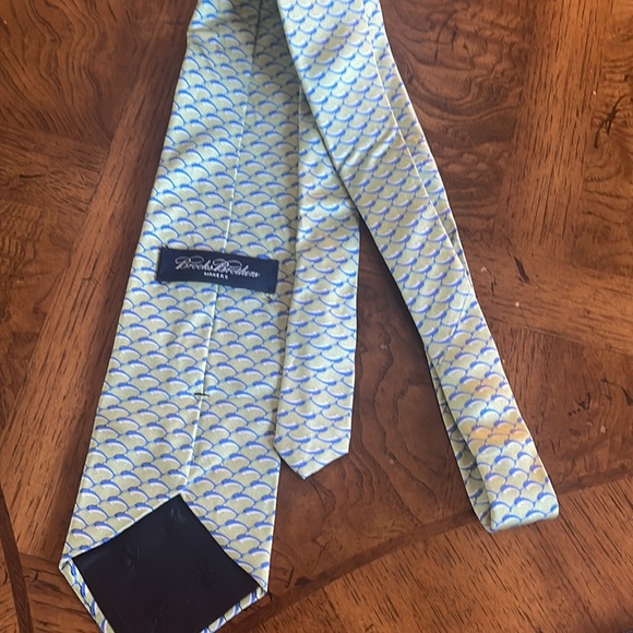 Brooks Brothers 100% silk tie with blue fish  NWOT - Picture 5 of 6